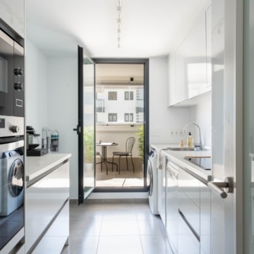 Brand new apartment with rooftop pool and stunning views in Estepona Picture 3