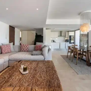 Amazing penthouse in an exclusive residential complex Tee 5 with panoramic sea views in Los Flamingos Golf Resort, Benahavis Picture 1