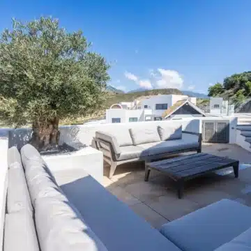 Amazing penthouse in an exclusive residential complex Tee 5 with panoramic sea views in Los Flamingos Golf Resort, Benahavis Picture 2