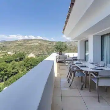 Amazing penthouse in an exclusive residential complex Tee 5 with panoramic sea views in Los Flamingos Golf Resort, Benahavis Picture 5
