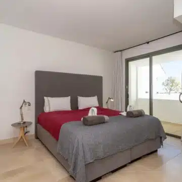Amazing penthouse in an exclusive residential complex Tee 5 with panoramic sea views in Los Flamingos Golf Resort, Benahavis Picture 3