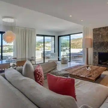 Amazing penthouse in an exclusive residential complex Tee 5 with panoramic sea views in Los Flamingos Golf Resort, Benahavis Picture 9