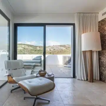 Amazing penthouse in an exclusive residential complex Tee 5 with panoramic sea views in Los Flamingos Golf Resort, Benahavis Picture 4