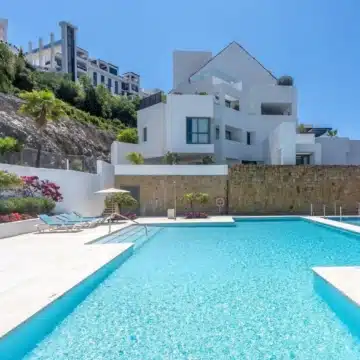 Amazing penthouse in an exclusive residential complex Tee 5 with panoramic sea views in Los Flamingos Golf Resort, Benahavis Picture 17
