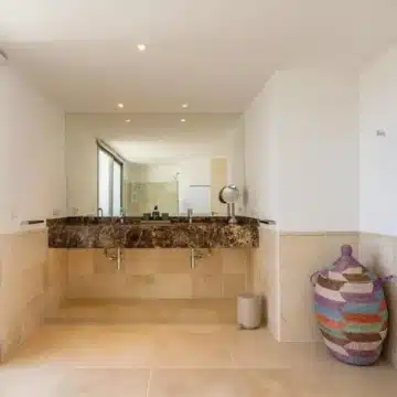 Amazing penthouse in an exclusive residential complex Tee 5 with panoramic sea views in Los Flamingos Golf Resort, Benahavis Picture 19