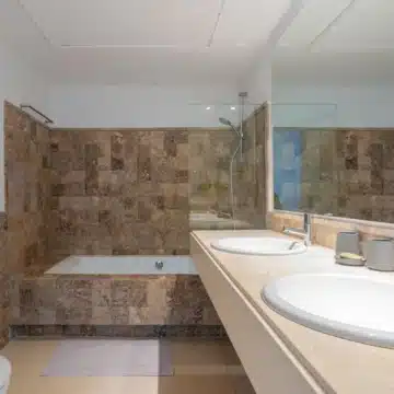 Amazing penthouse in an exclusive residential complex Tee 5 with panoramic sea views in Los Flamingos Golf Resort, Benahavis Picture 12