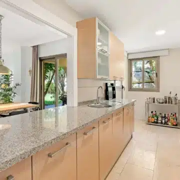 Stunning groundfloor apartment located in the prestigious Hacienda Señorío de Cifuentes, Benahavis Picture 6