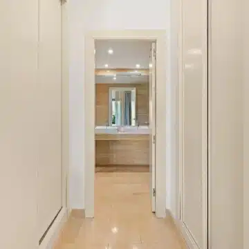 Stunning groundfloor apartment located in the prestigious Hacienda Señorío de Cifuentes, Benahavis Picture 11