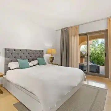 Stunning groundfloor apartment located in the prestigious Hacienda Señorío de Cifuentes, Benahavis Picture 12