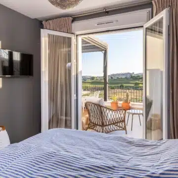 Frontline golf 3-bedroom penthouse with stunning views in Los Robles de Los Arqueros, Benahavis Picture 9