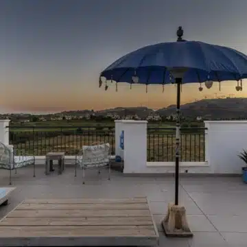 Frontline golf 3-bedroom penthouse with stunning views in Los Robles de Los Arqueros, Benahavis Picture 16