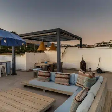 Frontline golf 3-bedroom penthouse with stunning views in Los Robles de Los Arqueros, Benahavis Picture 18