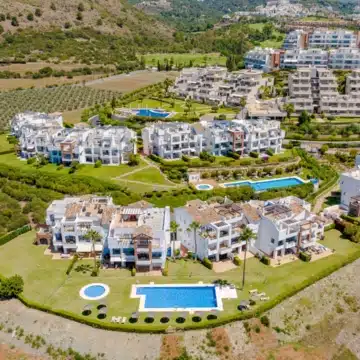 Frontline golf 3-bedroom penthouse with stunning views in Los Robles de Los Arqueros, Benahavis Picture 27