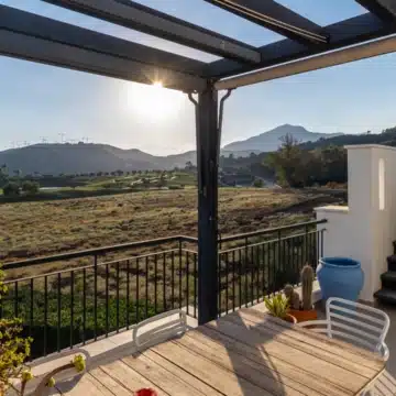 Frontline golf 3-bedroom penthouse with stunning views in Los Robles de Los Arqueros, Benahavis Picture 26