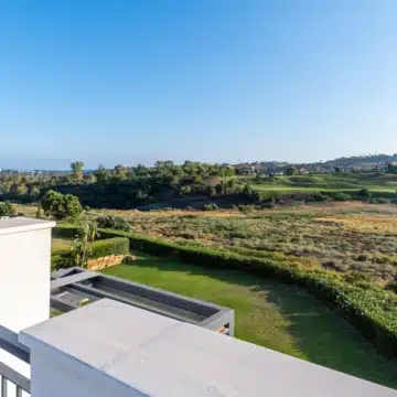 Frontline golf 3-bedroom penthouse with stunning views in Los Robles de Los Arqueros, Benahavis Picture 30