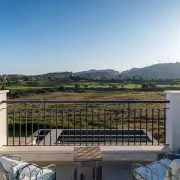 Frontline golf 3-bedroom penthouse with stunning views in Los Robles de Los Arqueros, Benahavis Picture 31