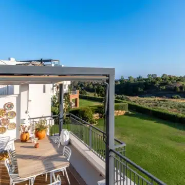 Frontline golf 3-bedroom penthouse with stunning views in Los Robles de Los Arqueros, Benahavis Picture 3