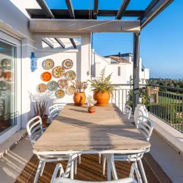 Frontline golf 3-bedroom penthouse with stunning views in Los Robles de Los Arqueros, Benahavis Picture 25