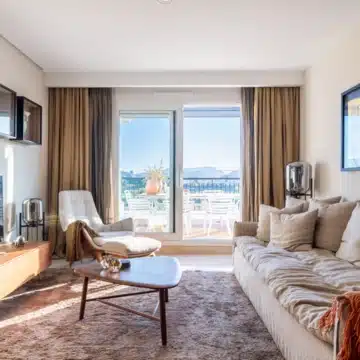 Frontline golf 3-bedroom penthouse with stunning views in Los Robles de Los Arqueros, Benahavis Picture 5