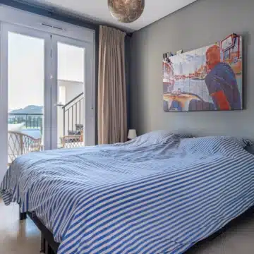 Frontline golf 3-bedroom penthouse with stunning views in Los Robles de Los Arqueros, Benahavis Picture 10