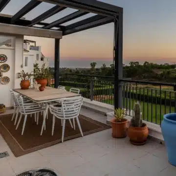 Frontline golf 3-bedroom penthouse with stunning views in Los Robles de Los Arqueros, Benahavis Picture 6