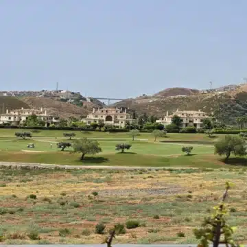 Frontline golf 3-bedroom penthouse with stunning views in Los Robles de Los Arqueros, Benahavis Picture 12