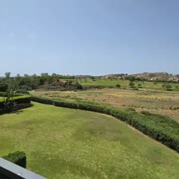 Frontline golf 3-bedroom penthouse with stunning views in Los Robles de Los Arqueros, Benahavis Picture 5