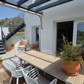 Frontline golf 3-bedroom penthouse with stunning views in Los Robles de Los Arqueros, Benahavis Picture 6