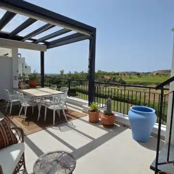 Frontline golf 3-bedroom penthouse with stunning views in Los Robles de Los Arqueros, Benahavis Picture 4