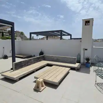 Frontline golf 3-bedroom penthouse with stunning views in Los Robles de Los Arqueros, Benahavis Picture 10