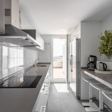 Exquisite penthouse offering breathtaking panoramic views of the sea nestled within the renowned Puerto Banus Marina Picture 3