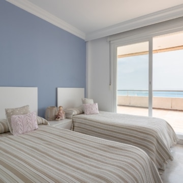 Exquisite penthouse offering breathtaking panoramic views of the sea nestled within the renowned Puerto Banus Marina Picture 4