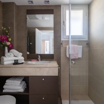 Exquisite penthouse offering breathtaking panoramic views of the sea nestled within the renowned Puerto Banus Marina Picture 5