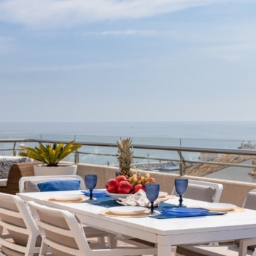 Exquisite penthouse offering breathtaking panoramic views of the sea nestled within the renowned Puerto Banus Marina Picture 2