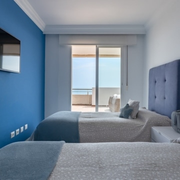 Exquisite penthouse offering breathtaking panoramic views of the sea nestled within the renowned Puerto Banus Marina Picture 6