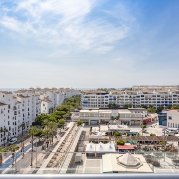 Exquisite penthouse offering breathtaking panoramic views of the sea nestled within the renowned Puerto Banus Marina Picture 17