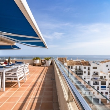 Exquisite penthouse offering breathtaking panoramic views of the sea nestled within the renowned Puerto Banus Marina Picture 9