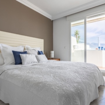 Exquisite penthouse offering breathtaking panoramic views of the sea nestled within the renowned Puerto Banus Marina Picture 11