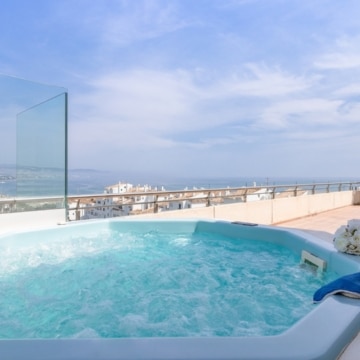 Exquisite penthouse offering breathtaking panoramic views of the sea nestled within the renowned Puerto Banus Marina Picture 12