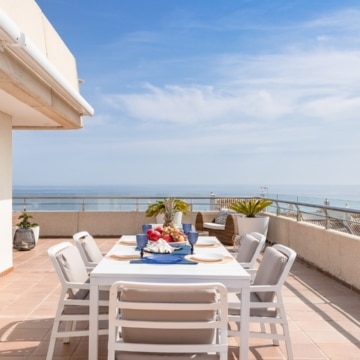 Exquisite penthouse offering breathtaking panoramic views of the sea nestled within the renowned Puerto Banus Marina Picture 13