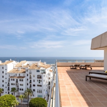 Exquisite penthouse offering breathtaking panoramic views of the sea nestled within the renowned Puerto Banus Marina Picture 14