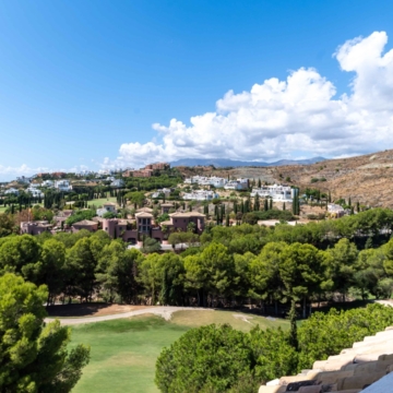 Amazing penthouse in an exclusive residential complex Tee 5 with panoramic sea views in Los Flamingos Golf Resort, Benahavis Picture 3