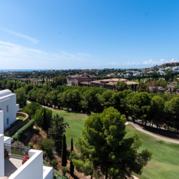 Amazing penthouse in an exclusive residential complex Tee 5 with panoramic sea views in Los Flamingos Golf Resort, Benahavis Picture 24
