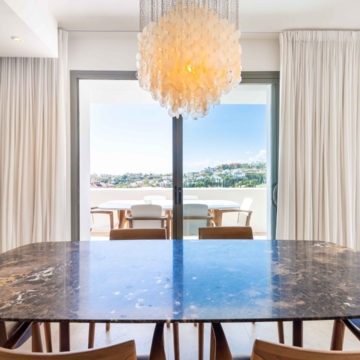 Amazing penthouse in an exclusive residential complex Tee 5 with panoramic sea views in Los Flamingos Golf Resort, Benahavis Picture 5