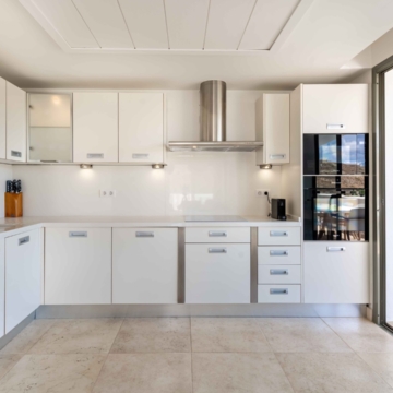 Amazing penthouse in an exclusive residential complex Tee 5 with panoramic sea views in Los Flamingos Golf Resort, Benahavis Picture 2
