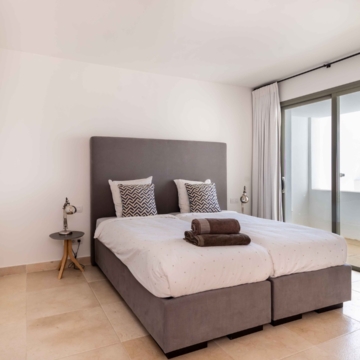 Amazing penthouse in an exclusive residential complex Tee 5 with panoramic sea views in Los Flamingos Golf Resort, Benahavis Picture 1