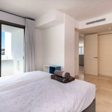 Amazing penthouse in an exclusive residential complex Tee 5 with panoramic sea views in Los Flamingos Golf Resort, Benahavis Picture 12