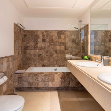 Amazing penthouse in an exclusive residential complex Tee 5 with panoramic sea views in Los Flamingos Golf Resort, Benahavis Picture 14