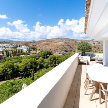 Amazing penthouse in an exclusive residential complex Tee 5 with panoramic sea views in Los Flamingos Golf Resort, Benahavis Picture 28