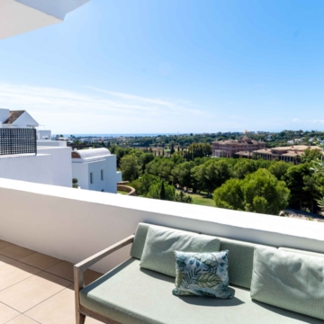 Amazing penthouse in an exclusive residential complex Tee 5 with panoramic sea views in Los Flamingos Golf Resort, Benahavis Picture 30